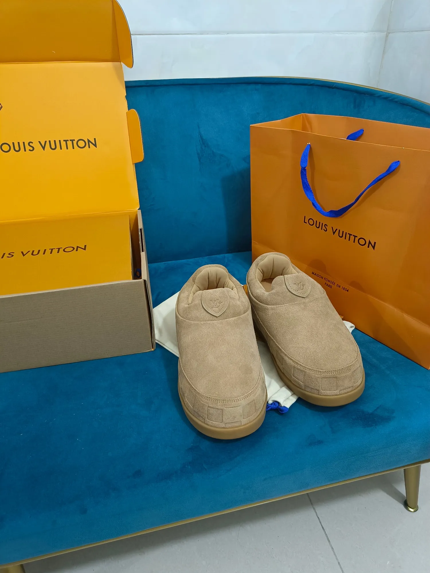 👟👟Ex-factory price 640👟👟 LV YETI slip-on shoes, based on suede cow leather, partially embossed with Nigo's reinterpretation of LV Damier pattern, cleverly echoing the Chinese tradition of taking off shoes when entering the house, and the "small feet" aesthetic is integrated into Chinese street genes. The palm-printed rubber outsole hides the LV letters and Monogram flowers. The exquisite craftsmanship made in Italy shows the brand's heritage in a comfortable slip-on style. The reservation mode adds a unique style, it is traditional and trendy, and it is suitable for couples aged 35-45.